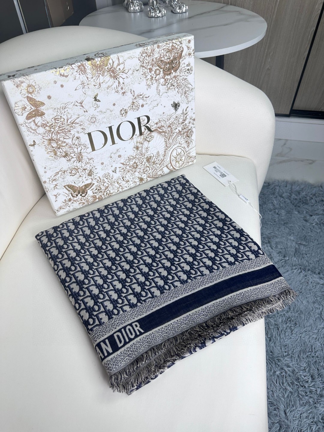 【方巾】Dior披肩❤️经典字母👍搭配丝毛混纺的华美质感，与成衣和配饰系列单品搭配相宜。
尺寸：140 
