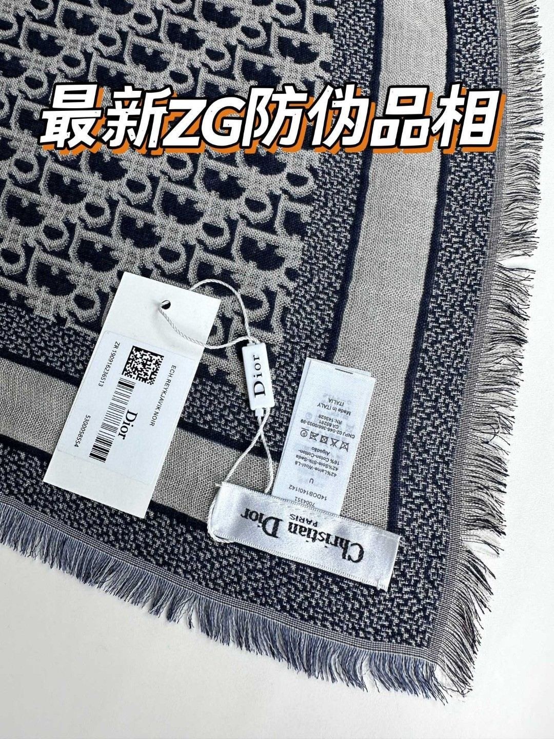 【方巾】Dior披肩❤️经典字母👍搭配丝毛混纺的华美质感，与成衣和配饰系列单品搭配相宜。
尺寸：140 