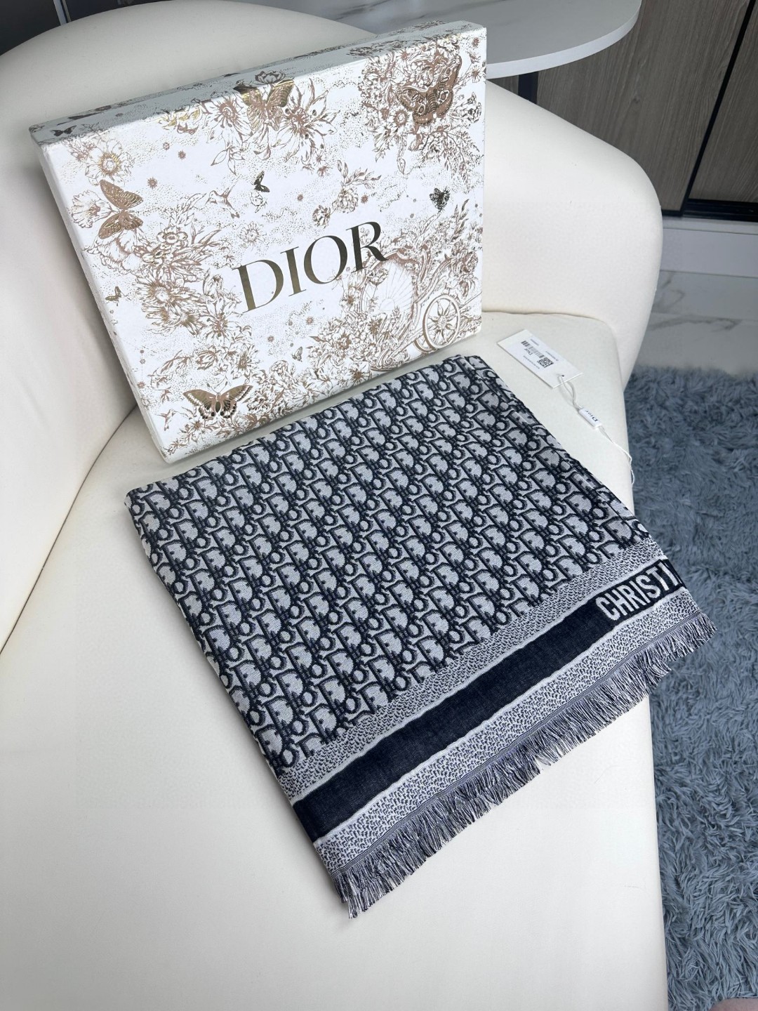 【方巾】Dior披肩❤️经典字母👍搭配丝毛混纺的华美质感，与成衣和配饰系列单品搭配相宜。
尺寸：140 