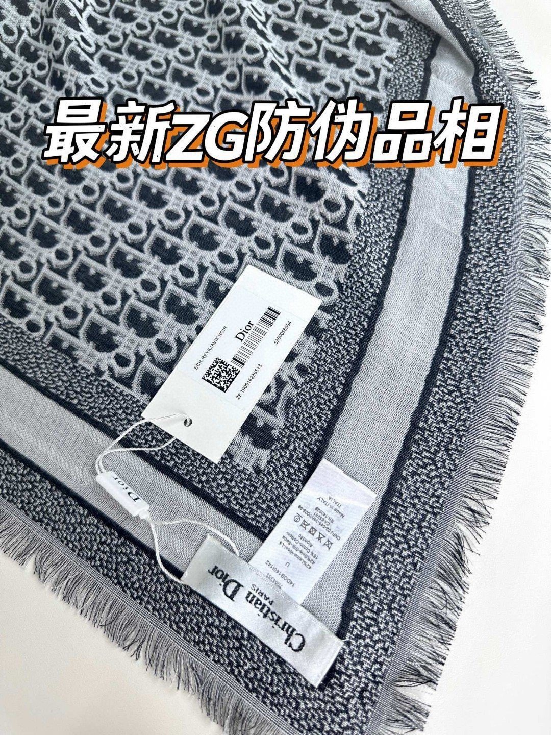 【方巾】Dior披肩❤️经典字母👍搭配丝毛混纺的华美质感，与成衣和配饰系列单品搭配相宜。
尺寸：140 