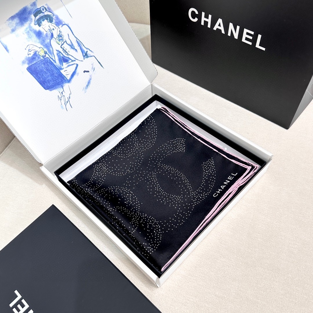    Chanel～茶花系列真丝方巾
经典山茶花以梦幻的方式山双C组合
打造出独特的视觉效果
用最百搭的