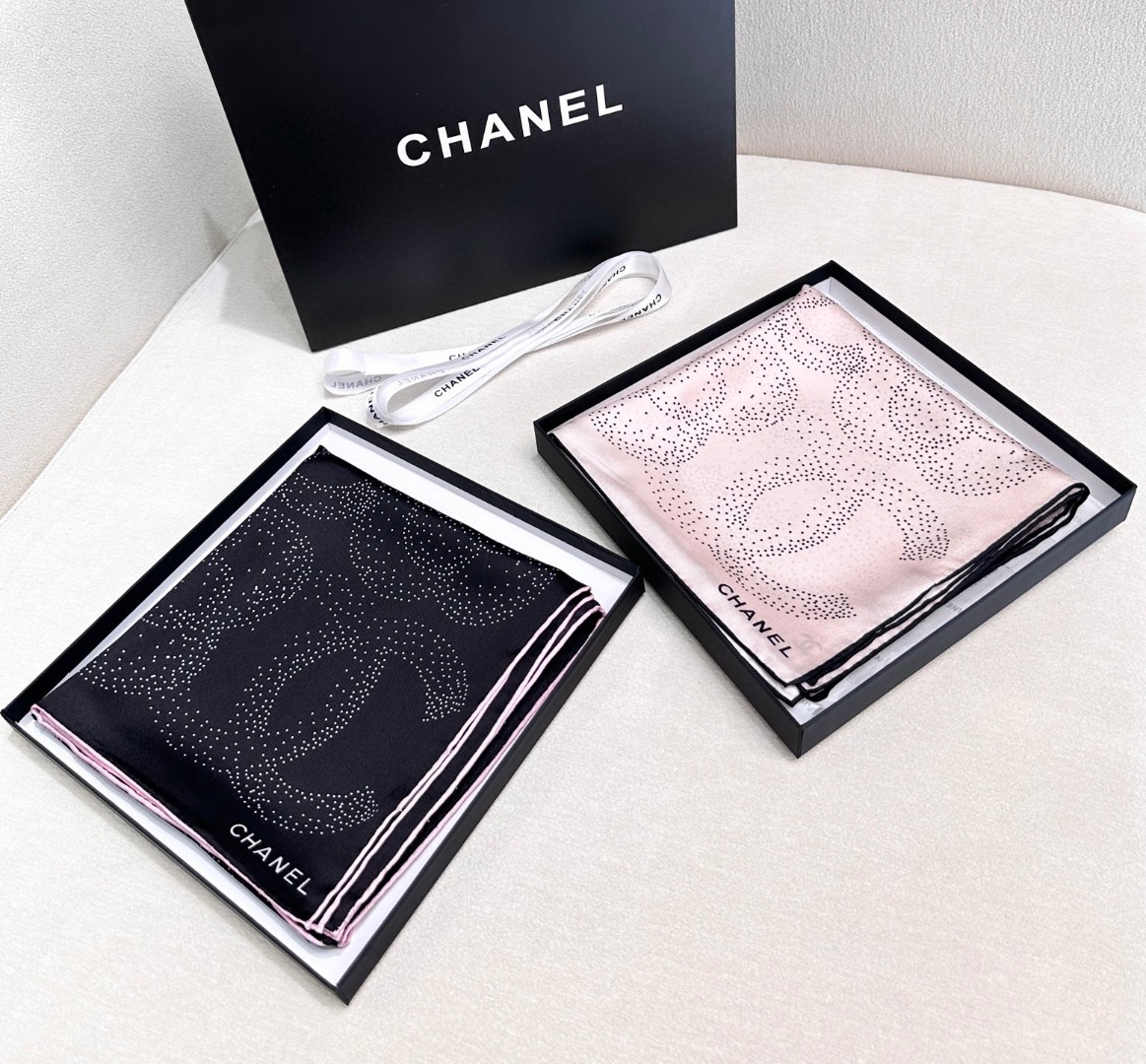    Chanel～茶花系列真丝方巾
经典山茶花以梦幻的方式山双C组合
打造出独特的视觉效果
用最百搭的