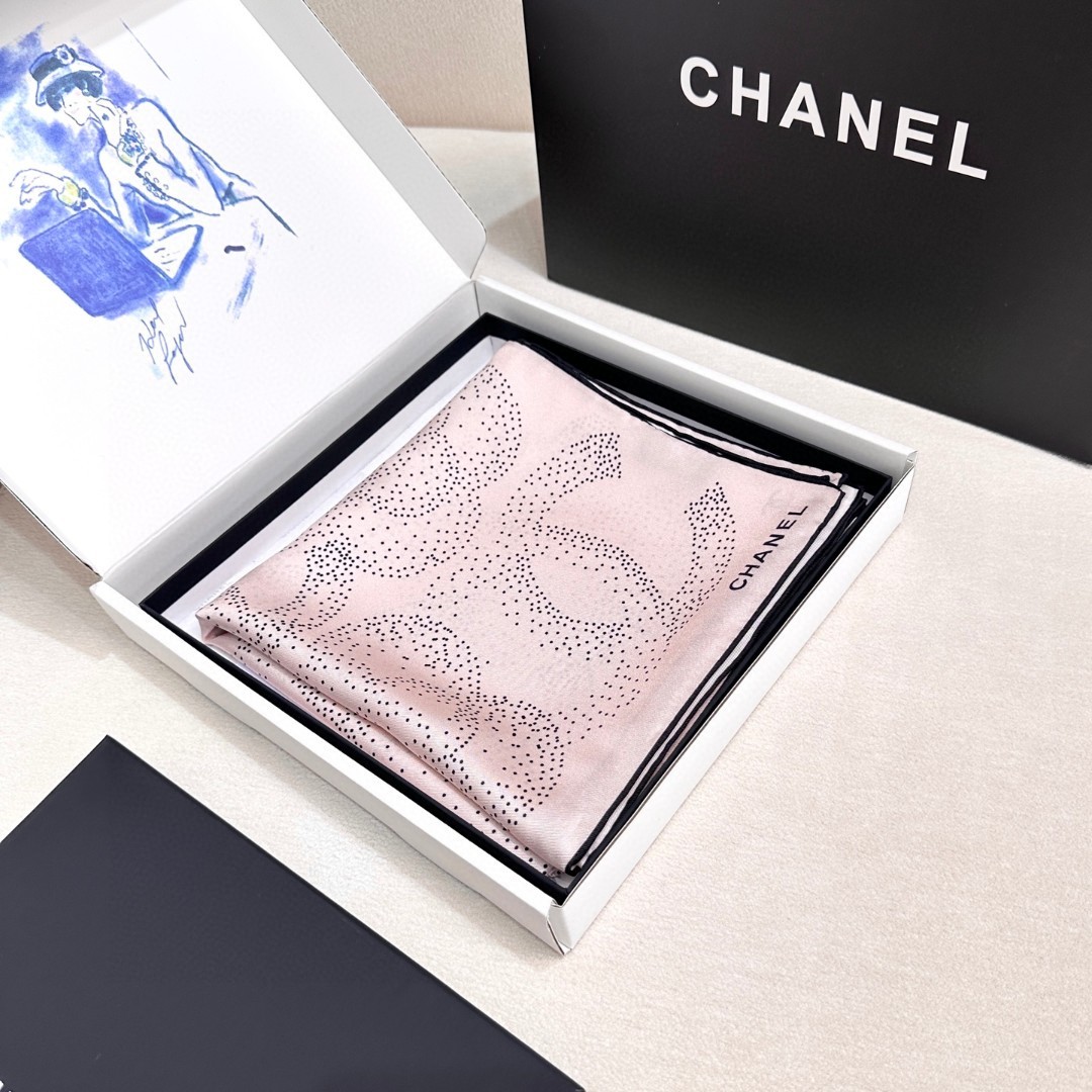    Chanel～茶花系列真丝方巾
经典山茶花以梦幻的方式山双C组合
打造出独特的视觉效果
用最百搭的