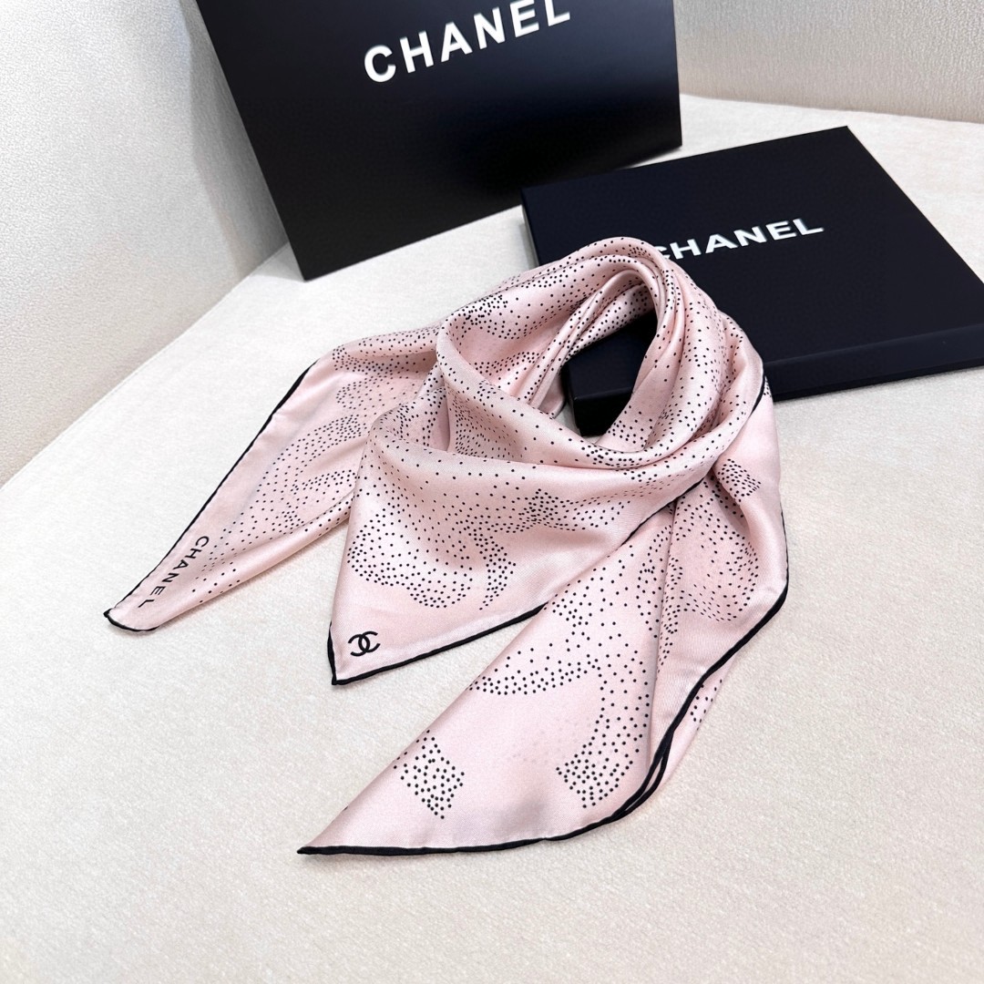    Chanel～茶花系列真丝方巾
经典山茶花以梦幻的方式山双C组合
打造出独特的视觉效果
用最百搭的