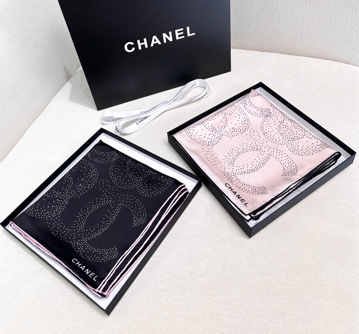    Chanel～茶花系列真丝方巾
经典山茶花以梦幻的方式山双C组合
打造出独特的视觉效果
用最百搭的