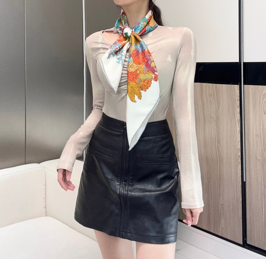   “轻扬花衣”hermes ~90厘米方巾
手工卷边斜纹真丝方巾（100%桑蚕丝）。
爱马仕丝巾是创意