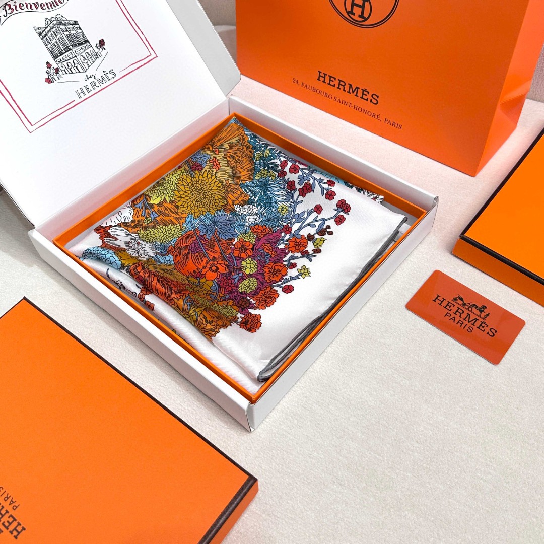   “轻扬花衣”hermes ~90厘米方巾
手工卷边斜纹真丝方巾（100%桑蚕丝）。
爱马仕丝巾是创意