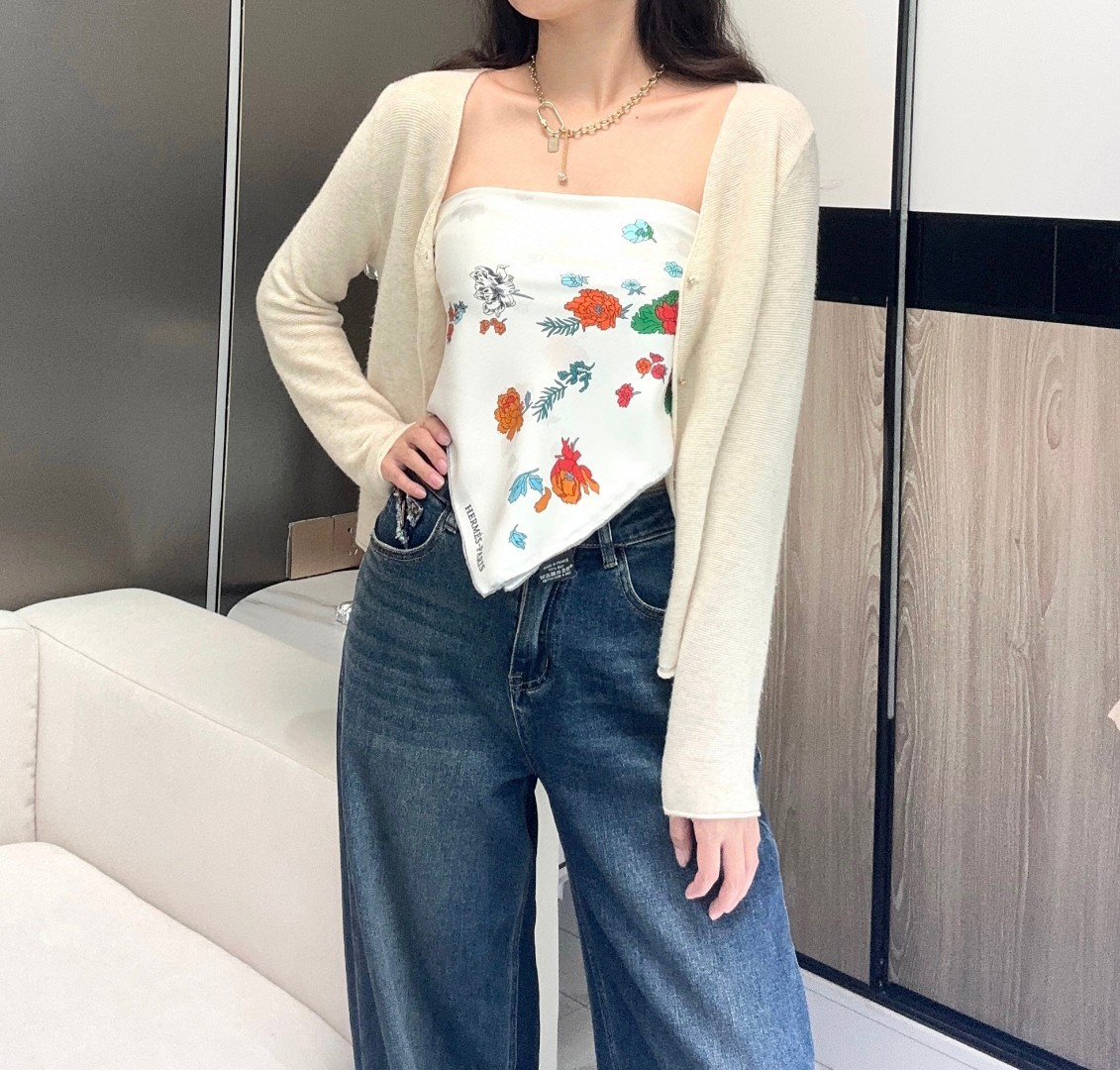   “轻扬花衣”hermes ~90厘米方巾
手工卷边斜纹真丝方巾（100%桑蚕丝）。
爱马仕丝巾是创意