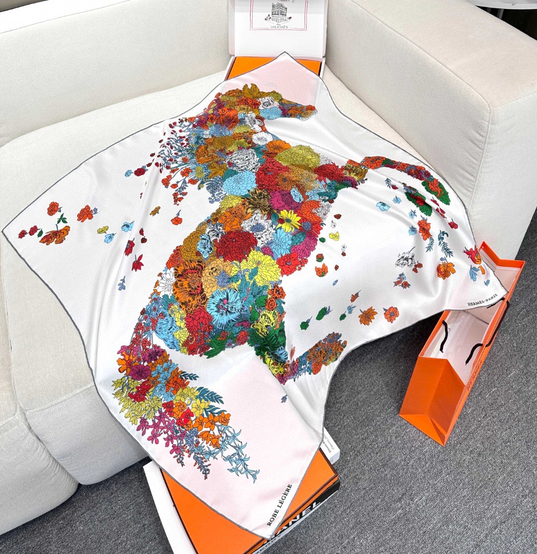   “轻扬花衣”hermes ~90厘米方巾
手工卷边斜纹真丝方巾（100%桑蚕丝）。
爱马仕丝巾是创意