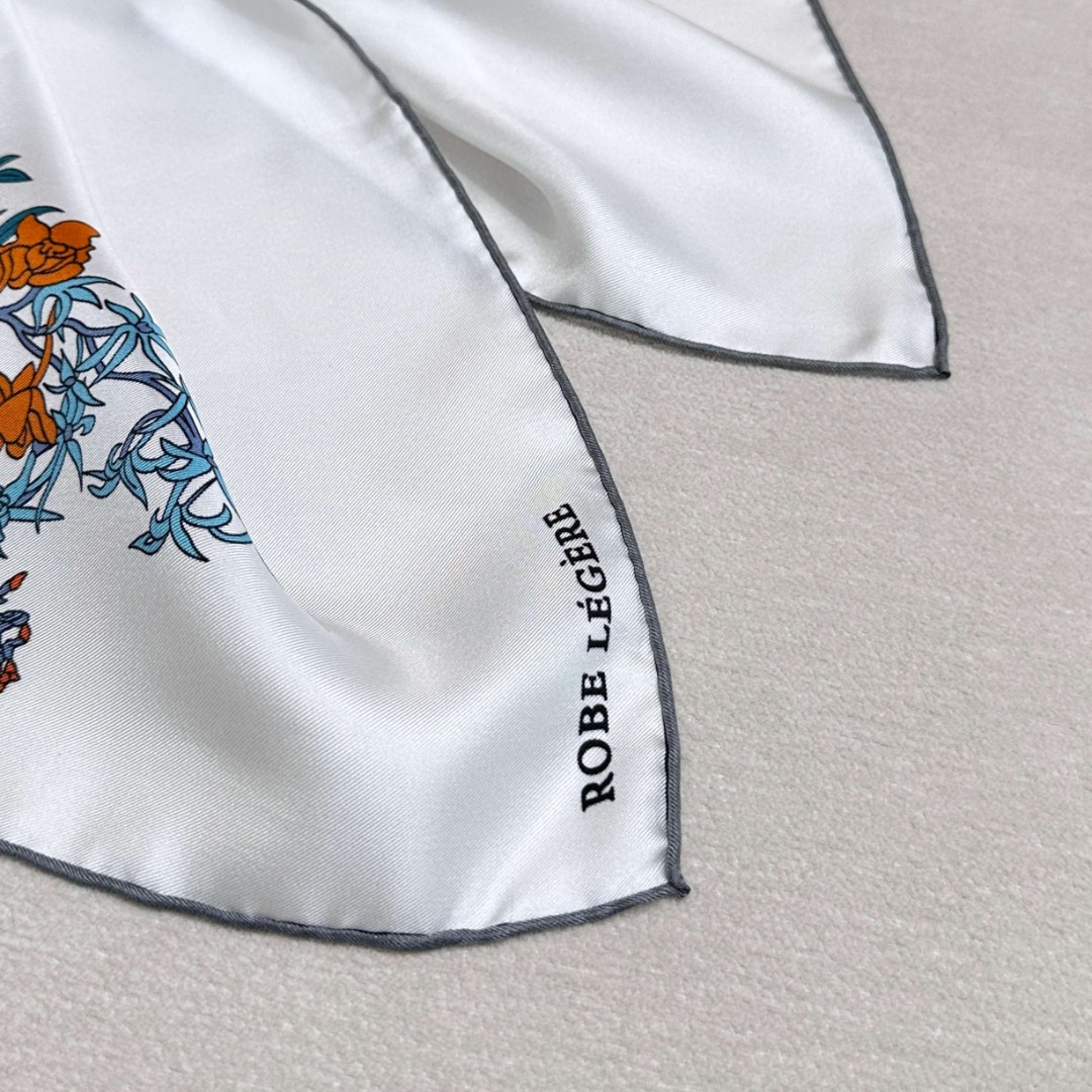   “轻扬花衣”hermes ~90厘米方巾
手工卷边斜纹真丝方巾（100%桑蚕丝）。
爱马仕丝巾是创意