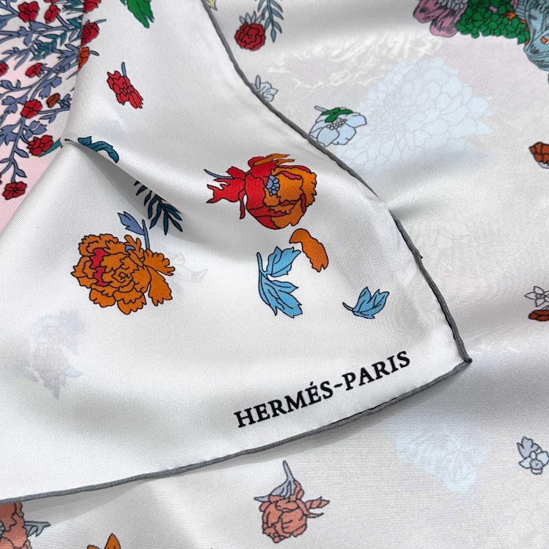   “轻扬花衣”hermes ~90厘米方巾
手工卷边斜纹真丝方巾（100%桑蚕丝）。
爱马仕丝巾是创意