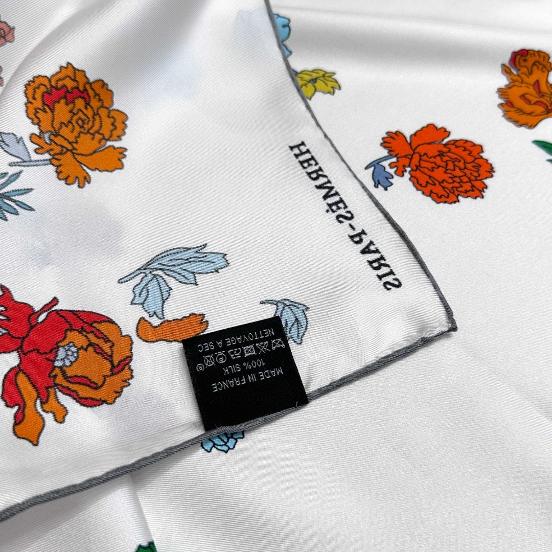   “轻扬花衣”hermes ~90厘米方巾
手工卷边斜纹真丝方巾（100%桑蚕丝）。
爱马仕丝巾是创意