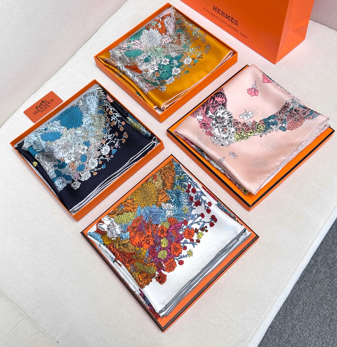   “轻扬花衣”hermes ~90厘米方巾
手工卷边斜纹真丝方巾（100%桑蚕丝）。
爱马仕丝巾是创意