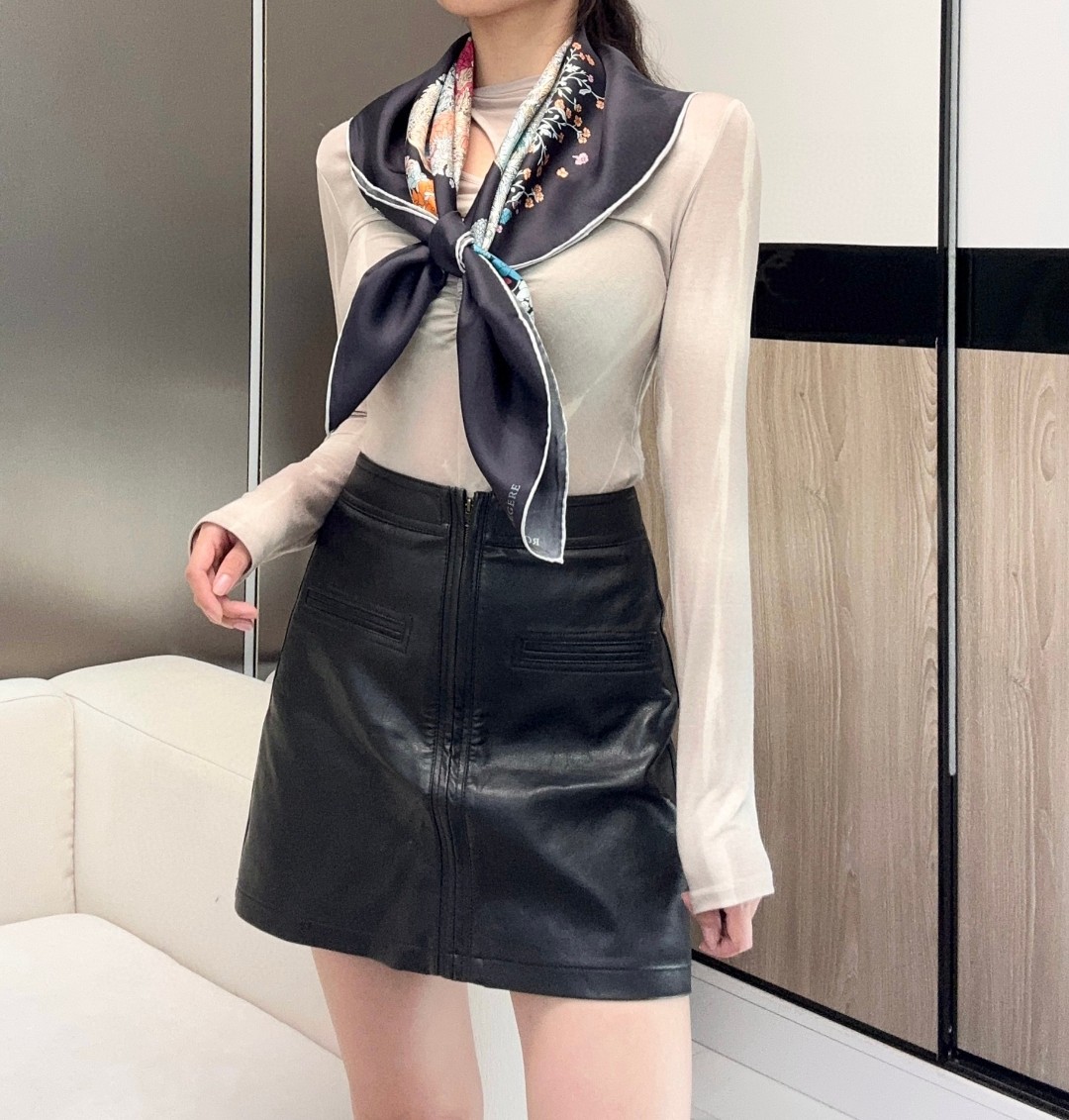   “轻扬花衣”hermes ~90厘米方巾
手工卷边斜纹真丝方巾（100%桑蚕丝）。
爱马仕丝巾是创意