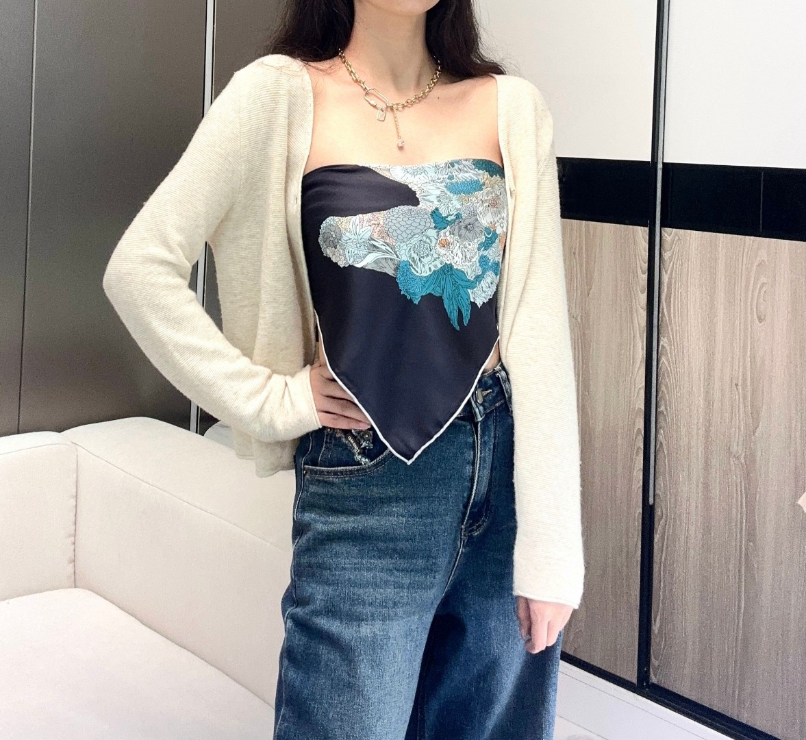   “轻扬花衣”hermes ~90厘米方巾
手工卷边斜纹真丝方巾（100%桑蚕丝）。
爱马仕丝巾是创意