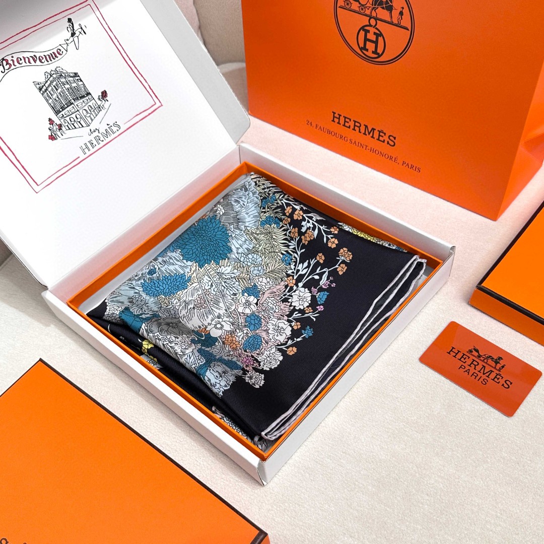   “轻扬花衣”hermes ~90厘米方巾
手工卷边斜纹真丝方巾（100%桑蚕丝）。
爱马仕丝巾是创意