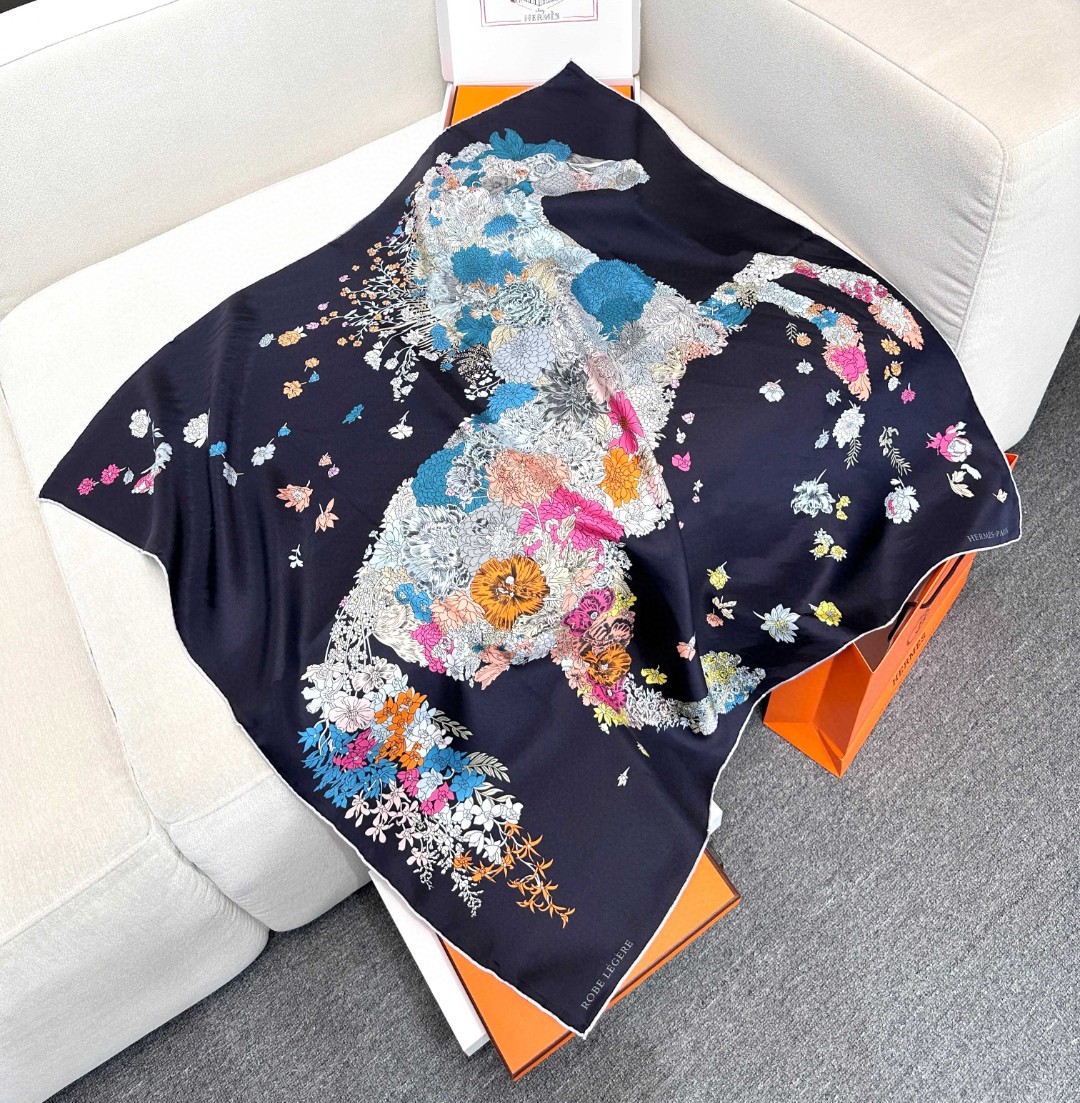   “轻扬花衣”hermes ~90厘米方巾
手工卷边斜纹真丝方巾（100%桑蚕丝）。
爱马仕丝巾是创意