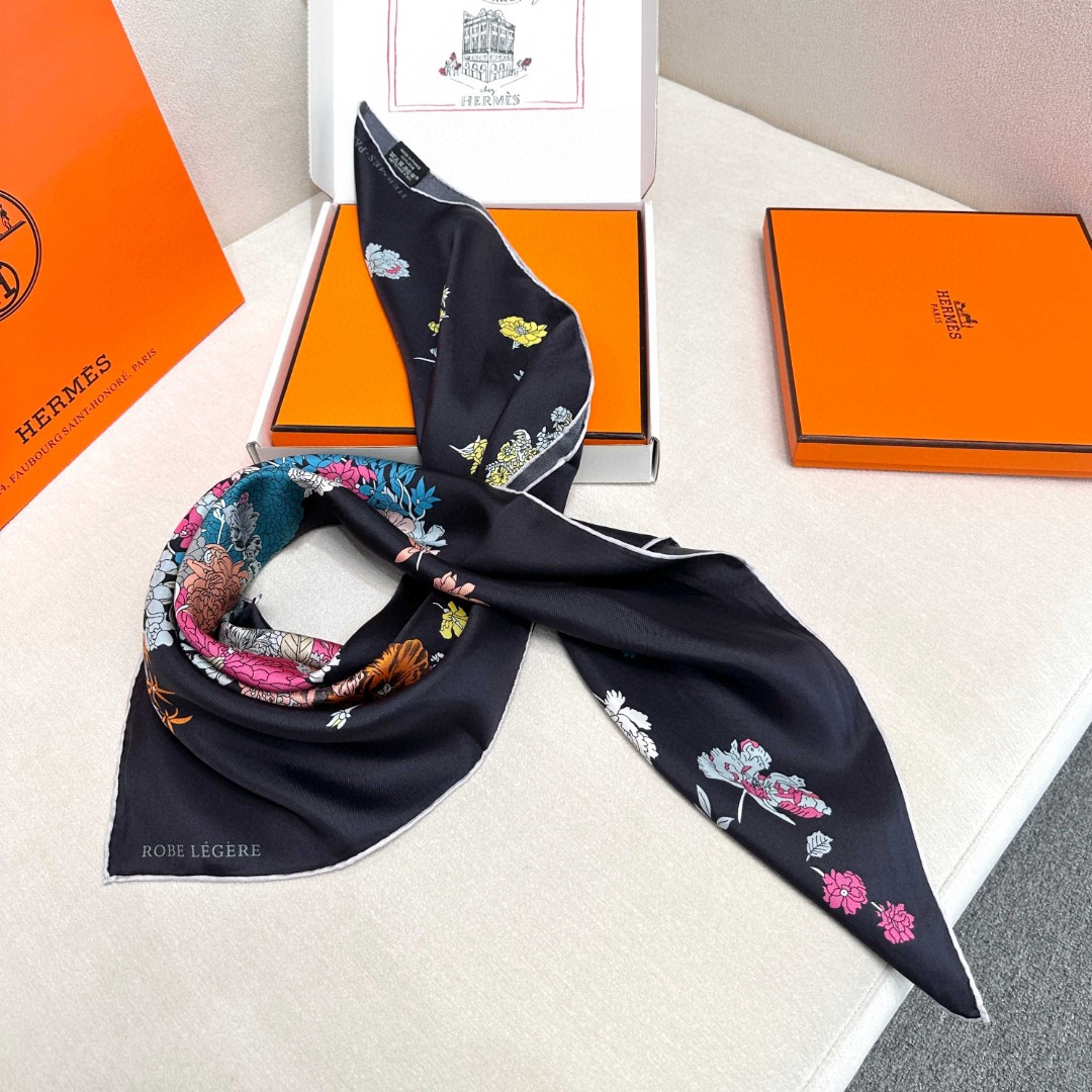   “轻扬花衣”hermes ~90厘米方巾
手工卷边斜纹真丝方巾（100%桑蚕丝）。
爱马仕丝巾是创意
