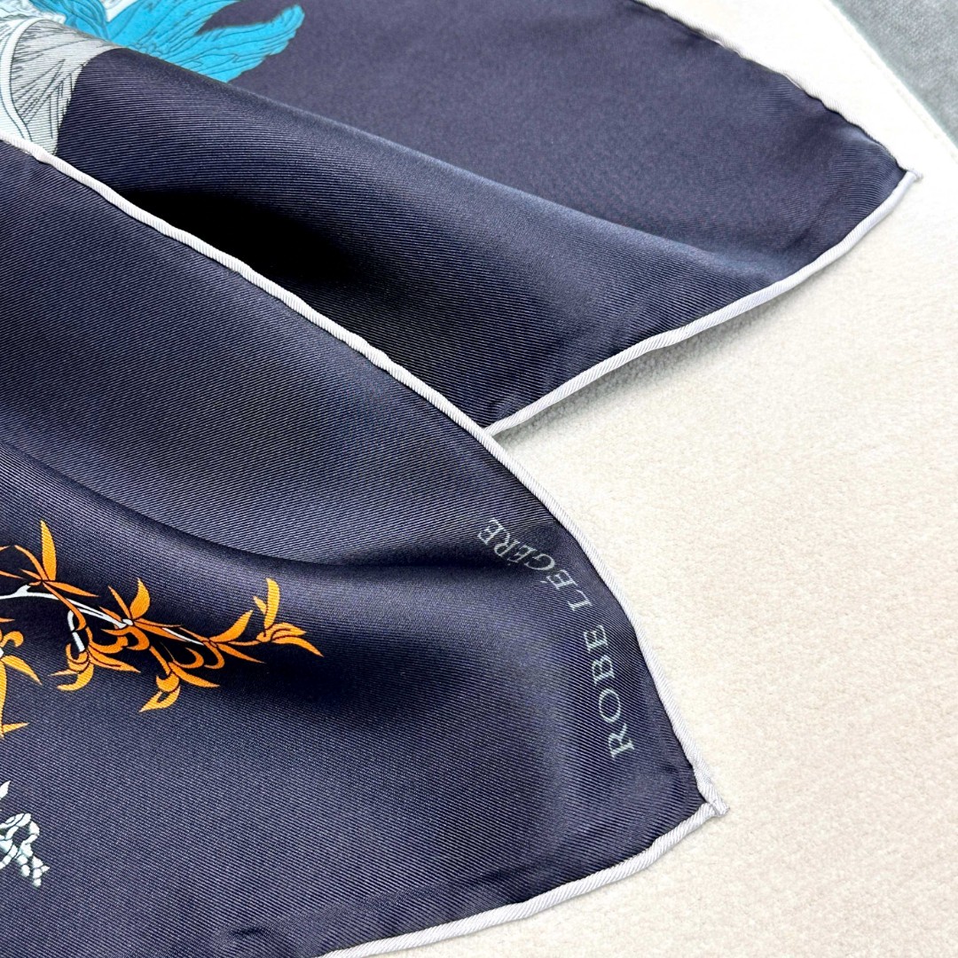  “轻扬花衣”hermes ~90厘米方巾
手工卷边斜纹真丝方巾（100%桑蚕丝）。
爱马仕丝巾是创意