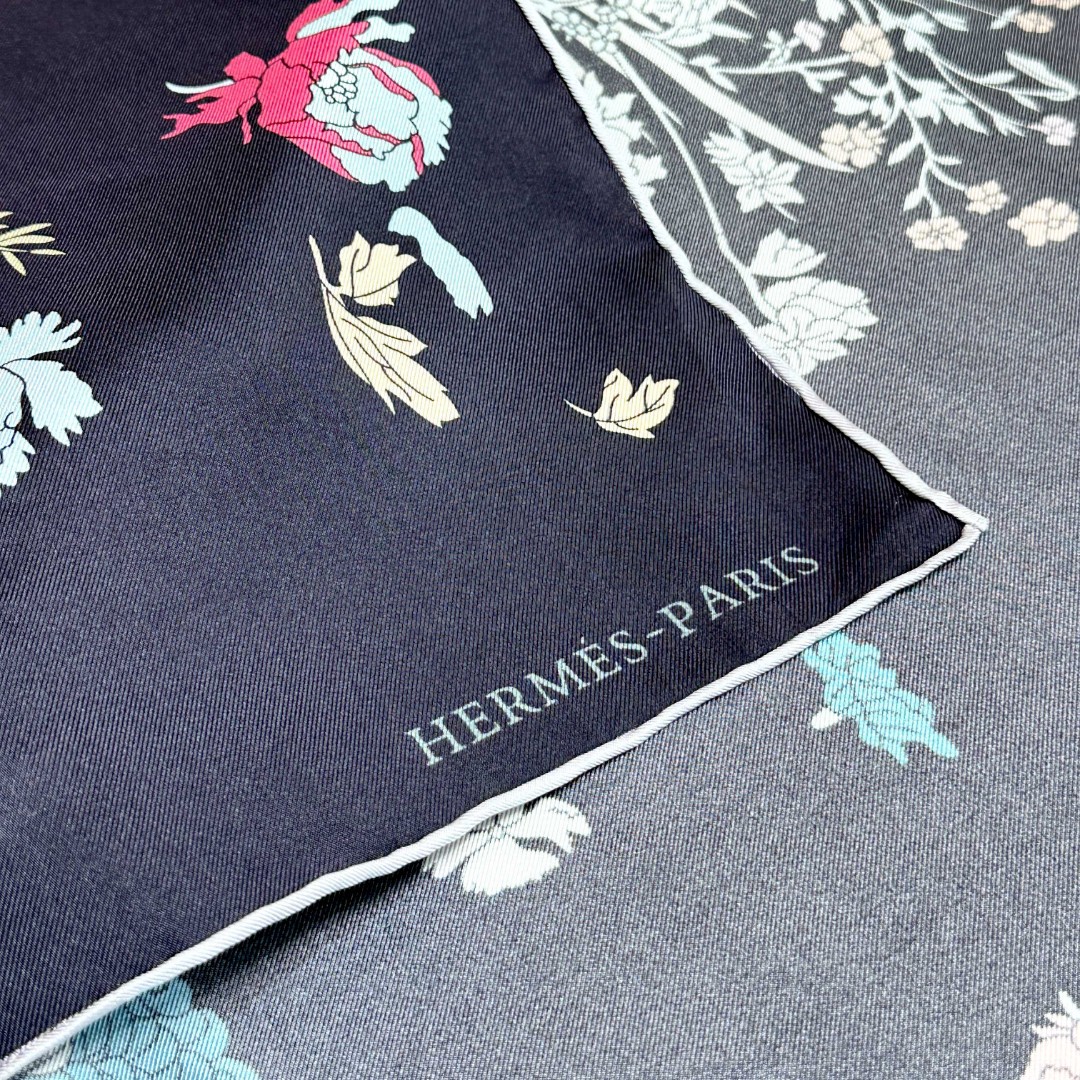   “轻扬花衣”hermes ~90厘米方巾
手工卷边斜纹真丝方巾（100%桑蚕丝）。
爱马仕丝巾是创意