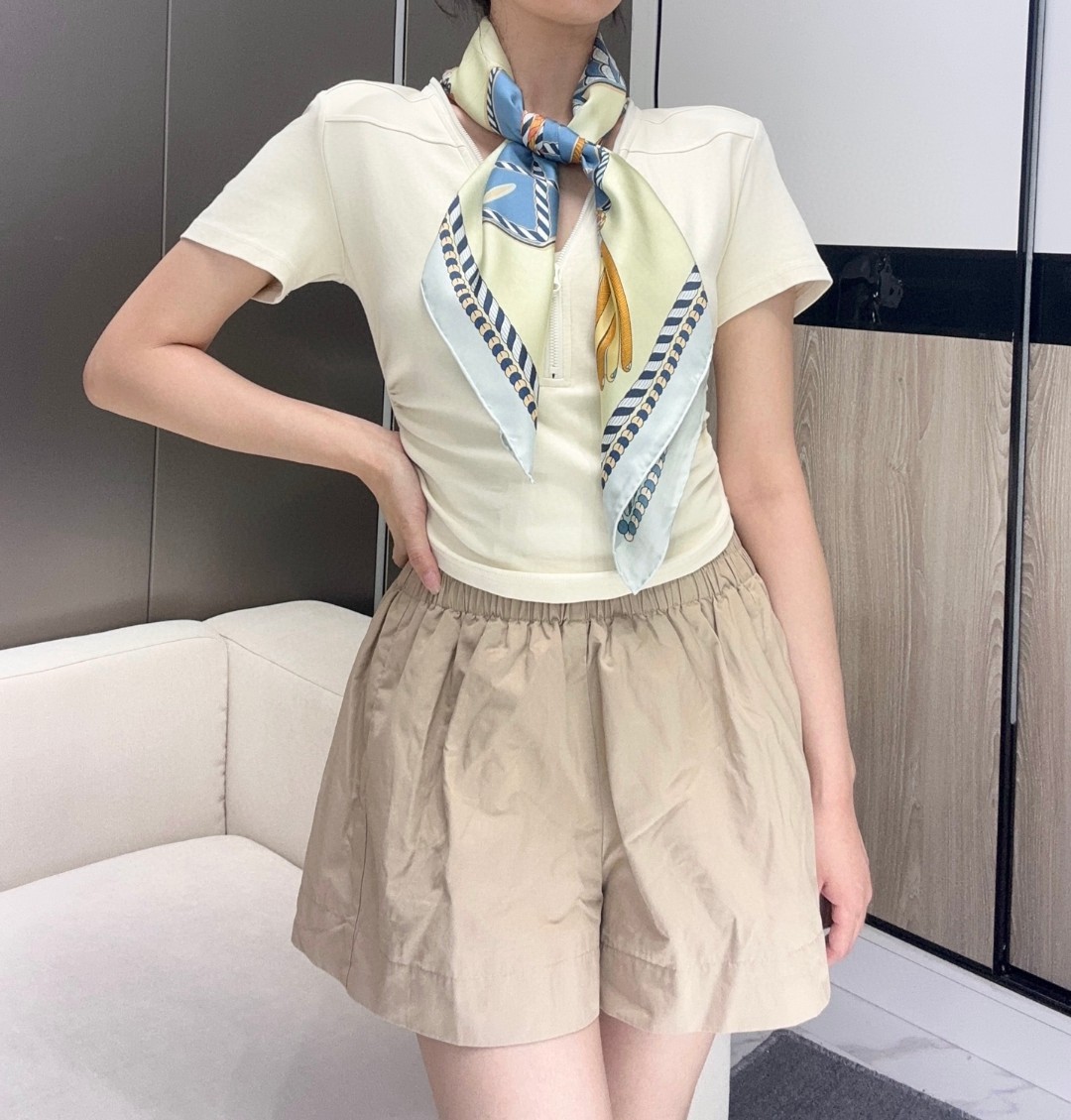 。Hermes ~~
“华丽肩章”90厘米双面方巾
18mm顶级真丝双面异色方巾
手工卷边斜纹真丝双面方