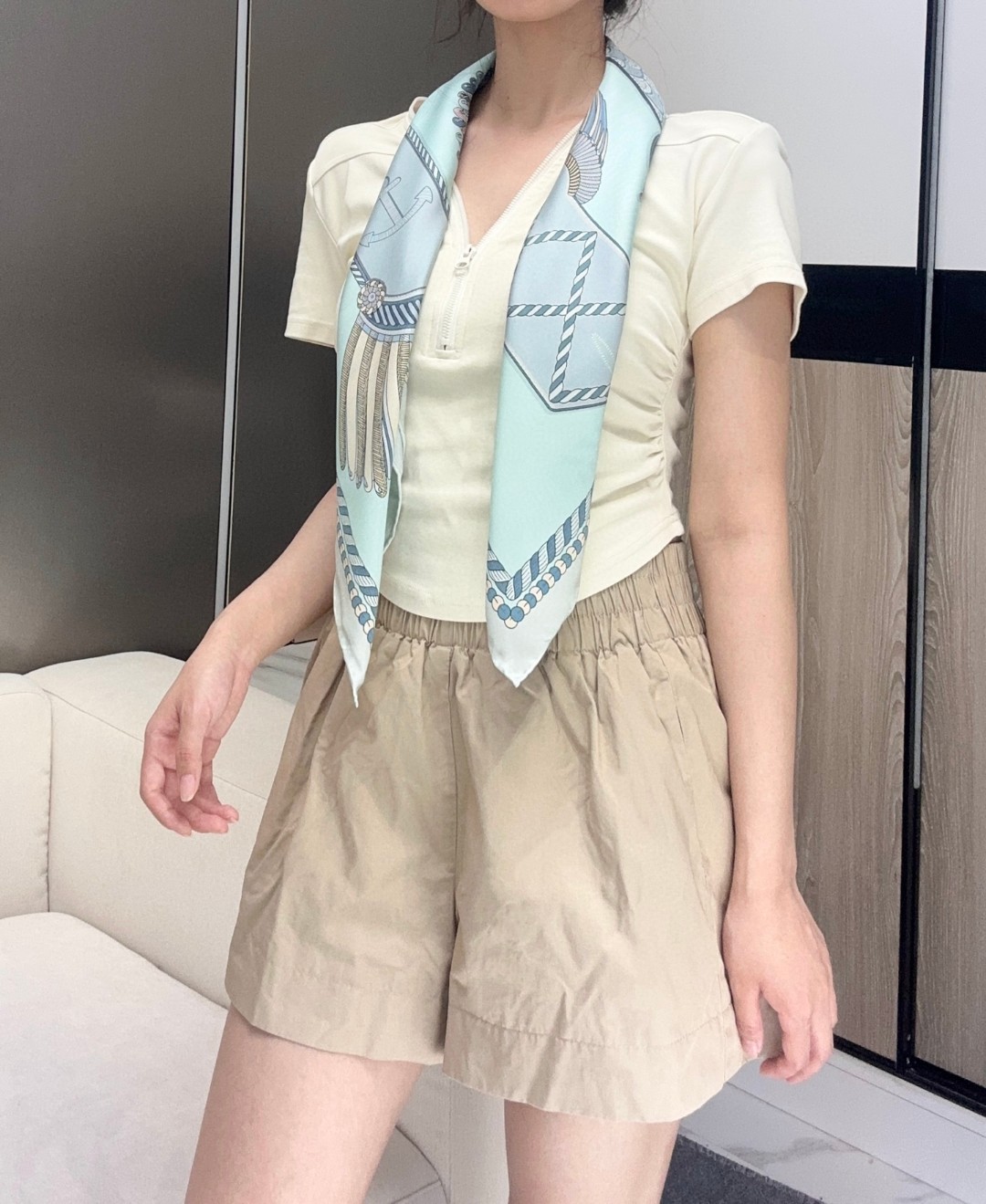 。Hermes ~~
“华丽肩章”90厘米双面方巾
18mm顶级真丝双面异色方巾
手工卷边斜纹真丝双面方