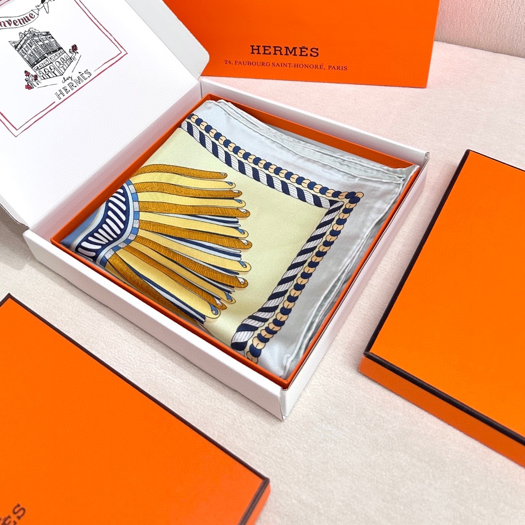 。Hermes ~~
“华丽肩章”90厘米双面方巾
18mm顶级真丝双面异色方巾
手工卷边斜纹真丝双面方