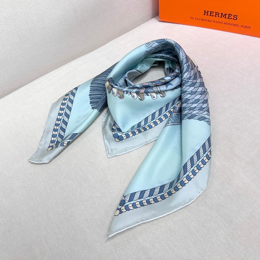。Hermes ~~
“华丽肩章”90厘米双面方巾
18mm顶级真丝双面异色方巾
手工卷边斜纹真丝双面方