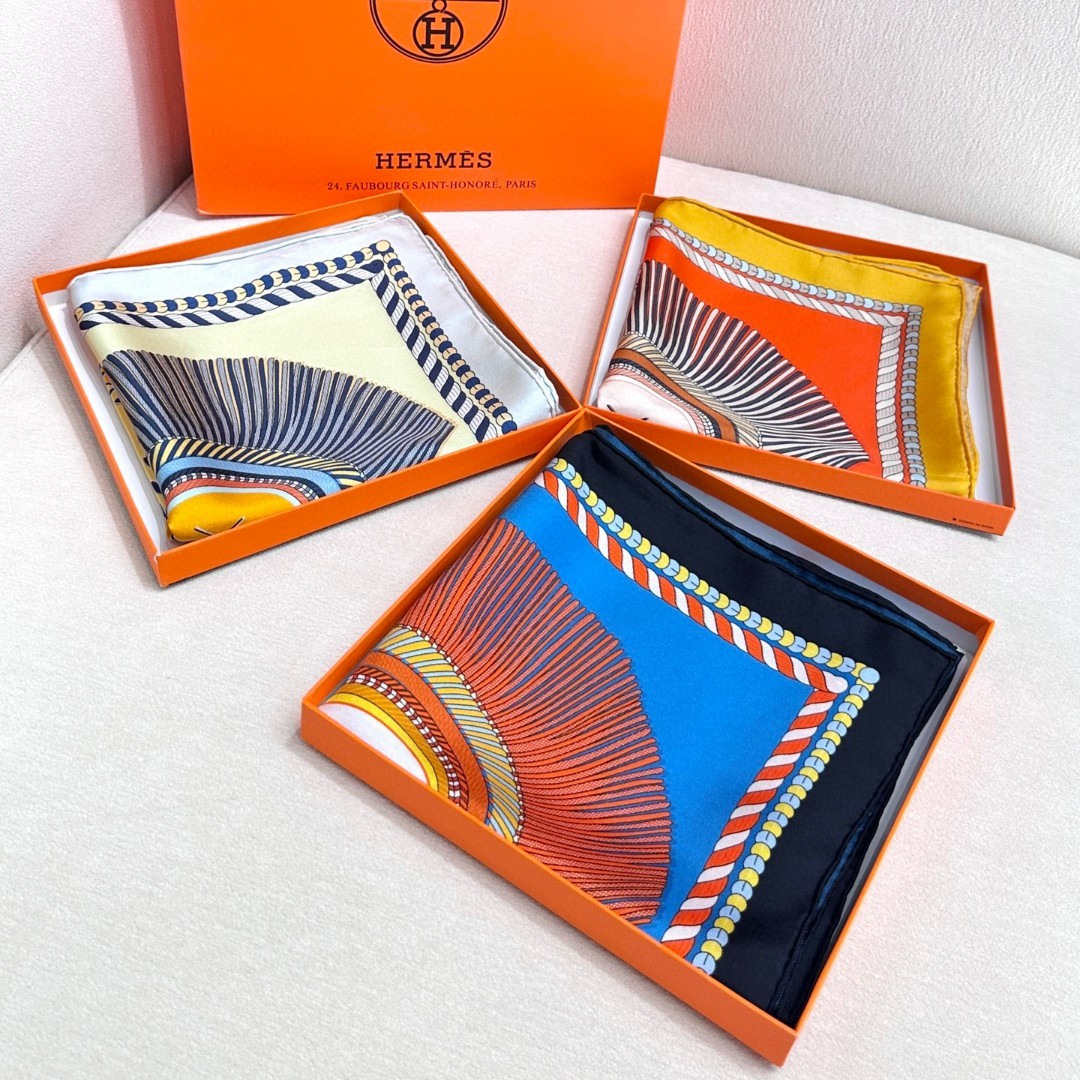 。Hermes ~~
“华丽肩章”90厘米双面方巾
18mm顶级真丝双面异色方巾
手工卷边斜纹真丝双面方