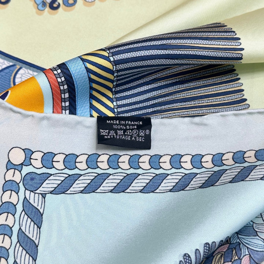 。Hermes ~~
“华丽肩章”90厘米双面方巾
18mm顶级真丝双面异色方巾
手工卷边斜纹真丝双面方