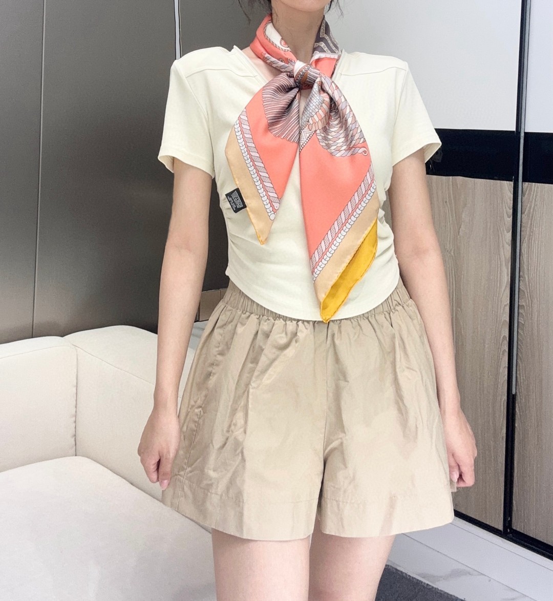 。Hermes ~~
“华丽肩章”90厘米双面方巾
18mm顶级真丝双面异色方巾
手工卷边斜纹真丝双面方