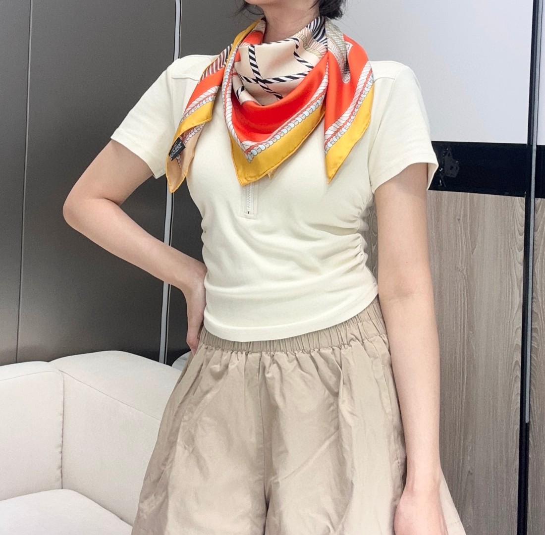 。Hermes ~~
“华丽肩章”90厘米双面方巾
18mm顶级真丝双面异色方巾
手工卷边斜纹真丝双面方
