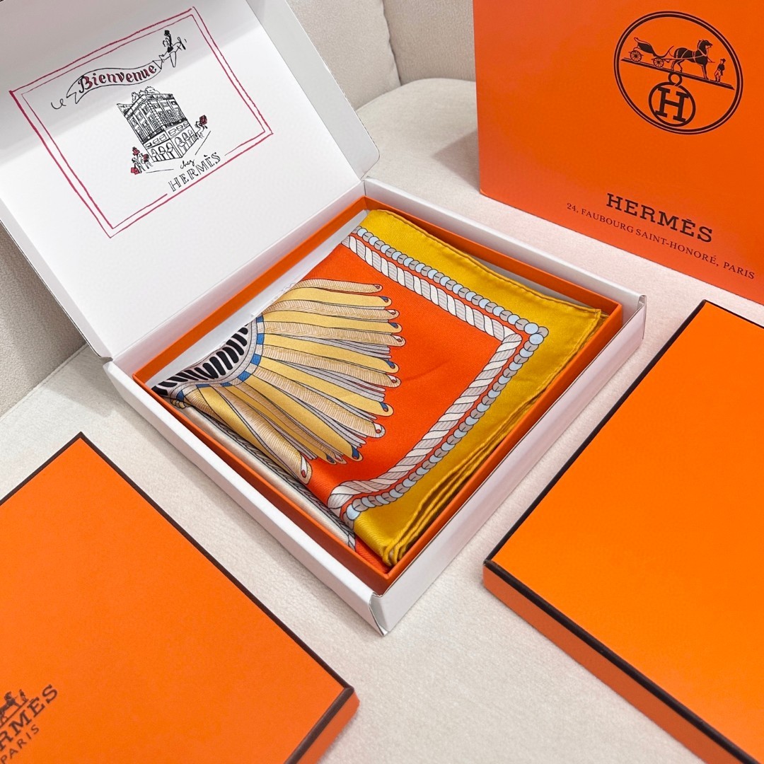 。Hermes ~~
“华丽肩章”90厘米双面方巾
18mm顶级真丝双面异色方巾
手工卷边斜纹真丝双面方