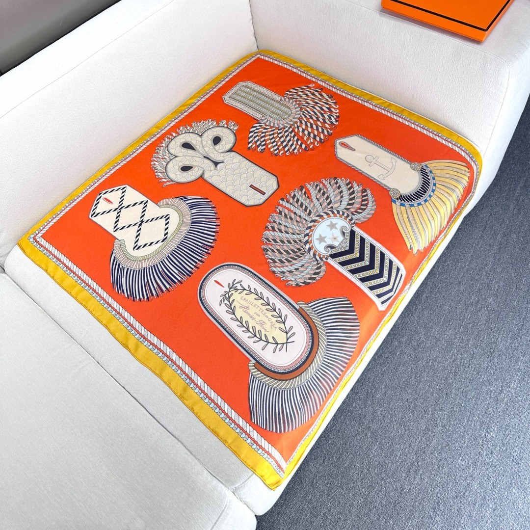 。Hermes ~~
“华丽肩章”90厘米双面方巾
18mm顶级真丝双面异色方巾
手工卷边斜纹真丝双面方