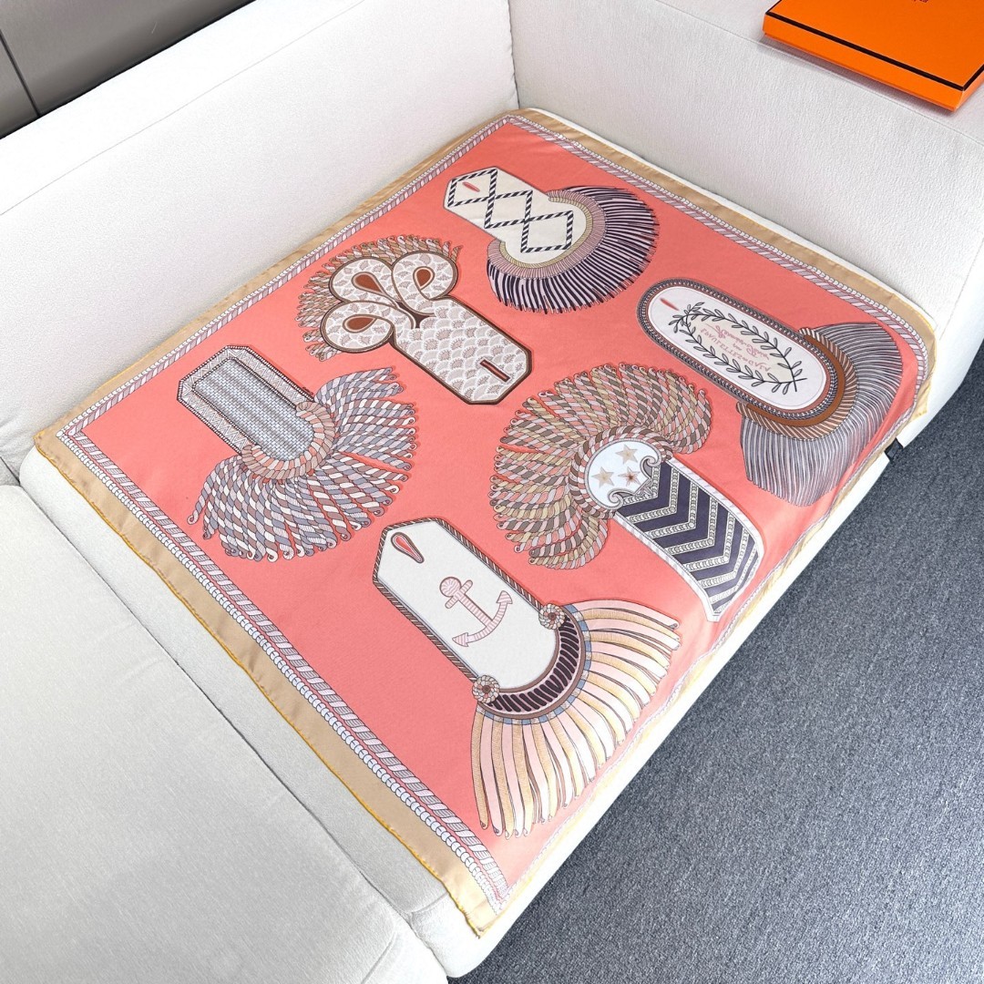 。Hermes ~~
“华丽肩章”90厘米双面方巾
18mm顶级真丝双面异色方巾
手工卷边斜纹真丝双面方