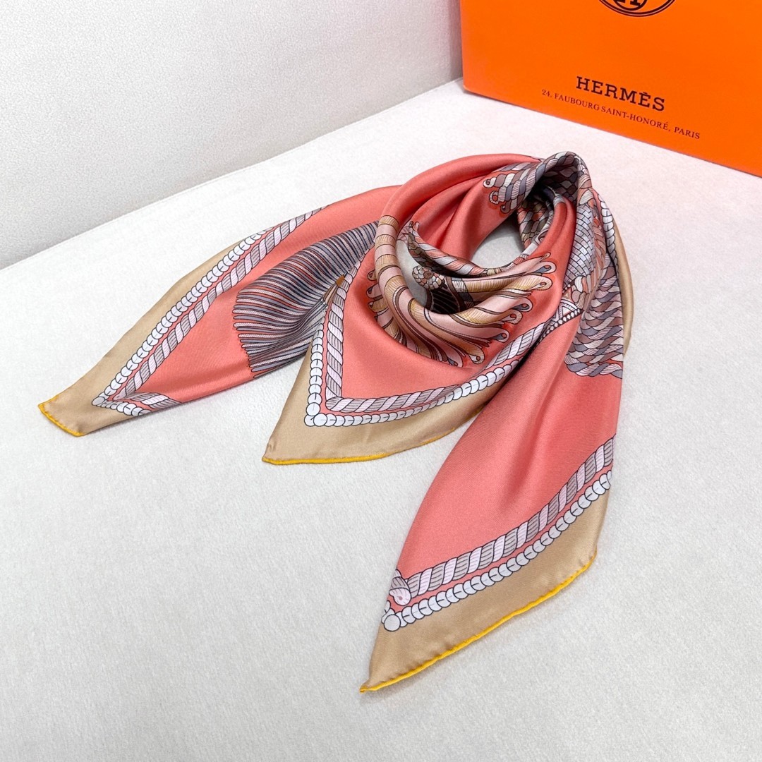 。Hermes ~~
“华丽肩章”90厘米双面方巾
18mm顶级真丝双面异色方巾
手工卷边斜纹真丝双面方