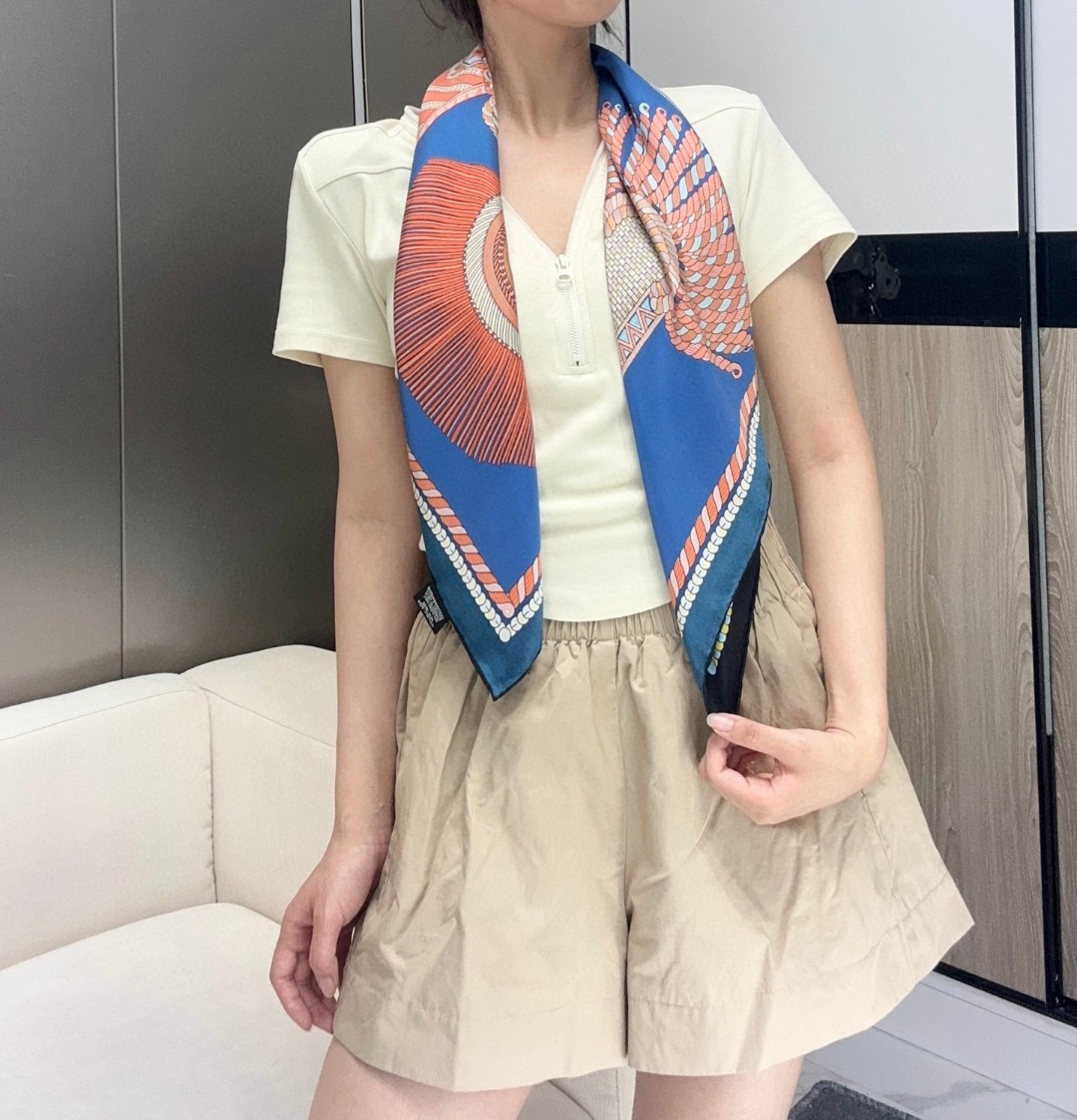 。Hermes ~~
“华丽肩章”90厘米双面方巾
18mm顶级真丝双面异色方巾
手工卷边斜纹真丝双面方