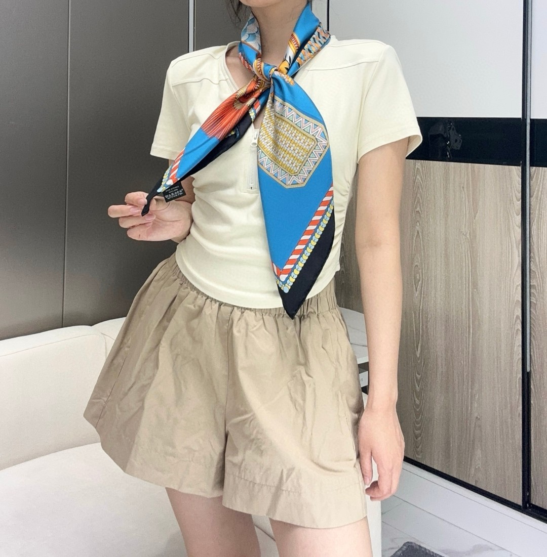 。Hermes ~~
“华丽肩章”90厘米双面方巾
18mm顶级真丝双面异色方巾
手工卷边斜纹真丝双面方