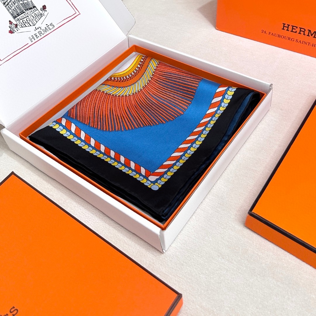 。Hermes ~~
“华丽肩章”90厘米双面方巾
18mm顶级真丝双面异色方巾
手工卷边斜纹真丝双面方