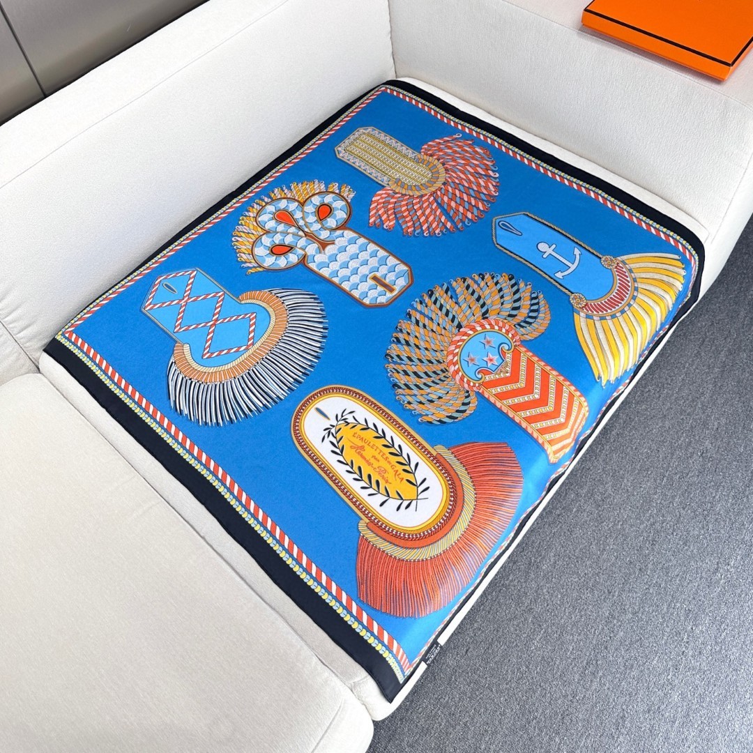 。Hermes ~~
“华丽肩章”90厘米双面方巾
18mm顶级真丝双面异色方巾
手工卷边斜纹真丝双面方