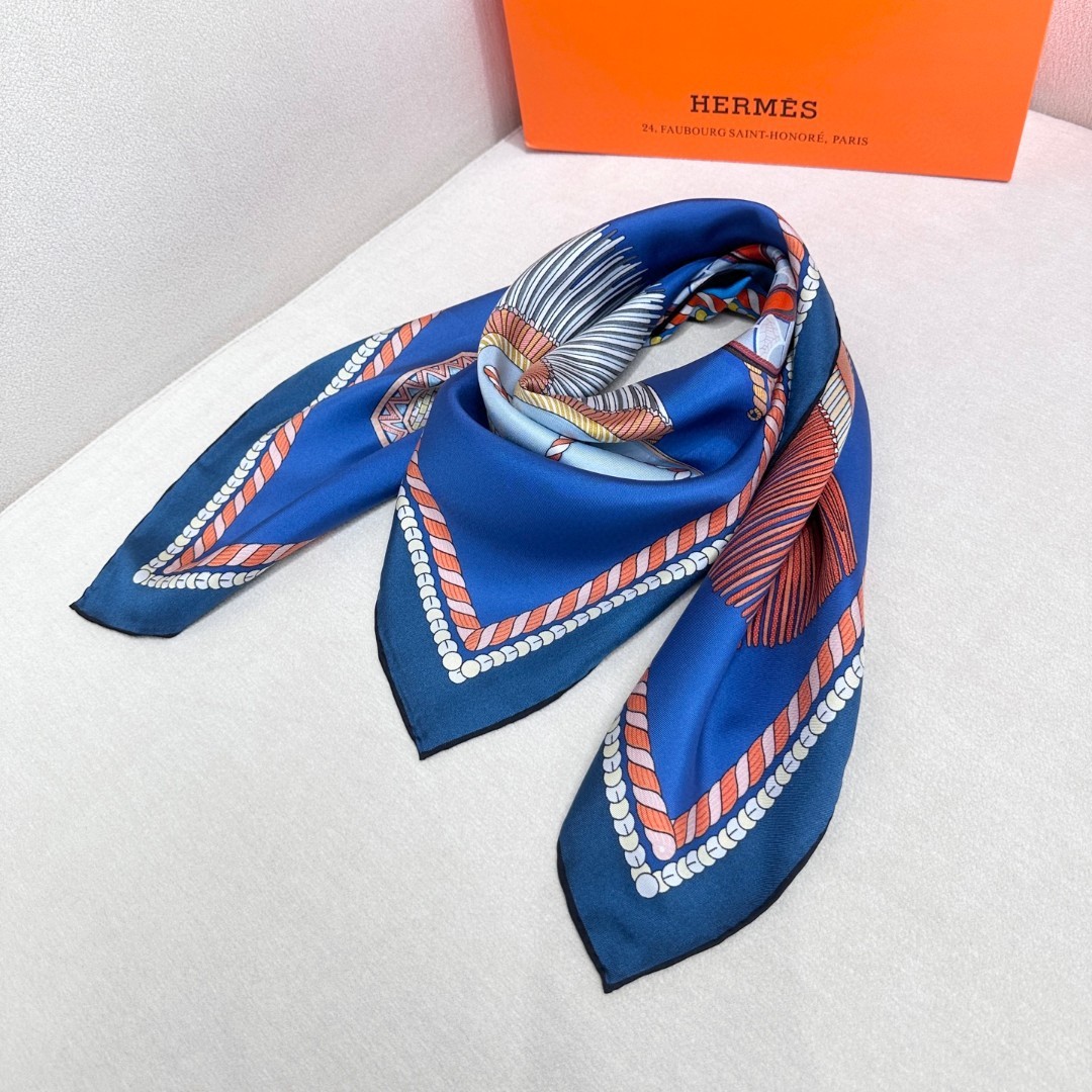 。Hermes ~~
“华丽肩章”90厘米双面方巾
18mm顶级真丝双面异色方巾
手工卷边斜纹真丝双面方