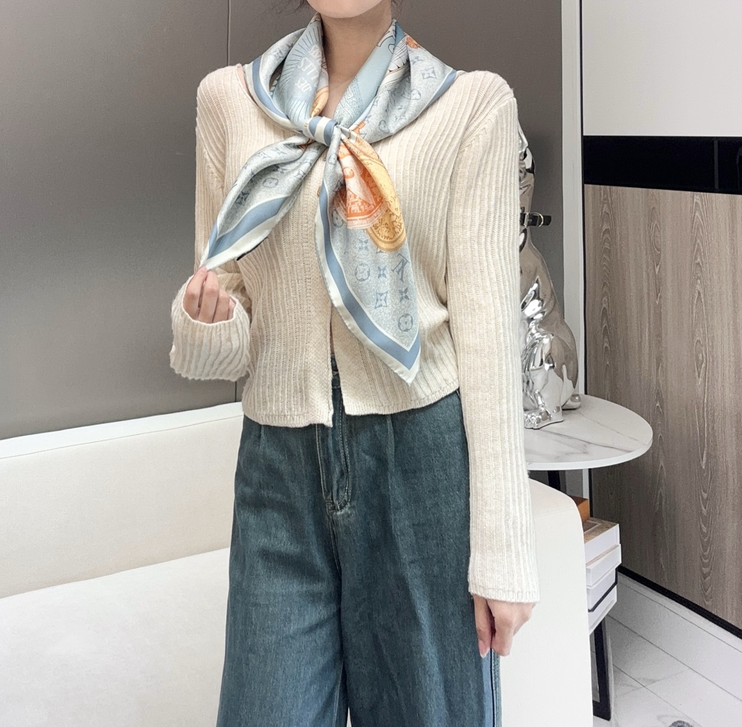   𝐋𝐨𝐮𝐢𝐬 𝐕𝐮𝐢𝐭𝐭𝐨𝐧 • 𝟐𝟓ꫛꫀꪝ《复古海报》
Size：90x90cm 100%斜纹真丝 
