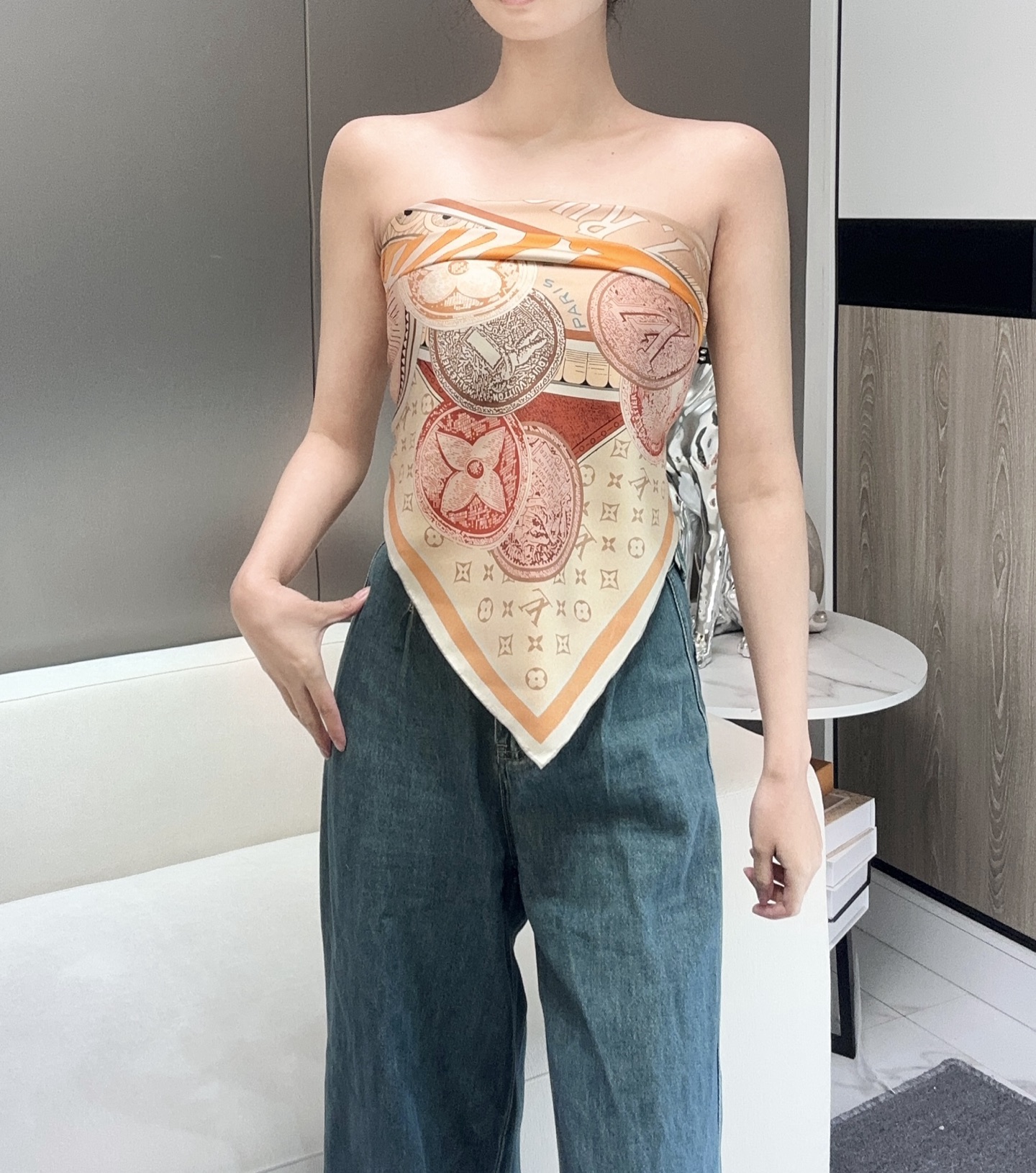   𝐋𝐨𝐮𝐢𝐬 𝐕𝐮𝐢𝐭𝐭𝐨𝐧 • 𝟐𝟓ꫛꫀꪝ《复古海报》
Size：90x90cm 100%斜纹真丝 