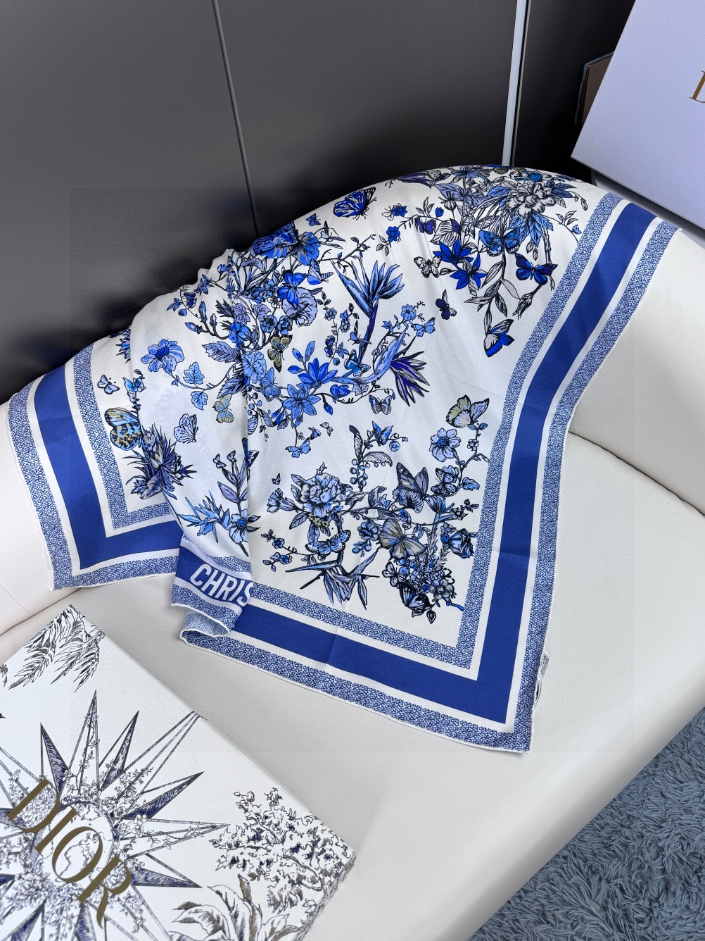  品名   墨西哥花朵
面料：真丝
尺寸：90*90
颜色： 蓝色 粉色 绿色
这款白色方巾饰以彼得罗·