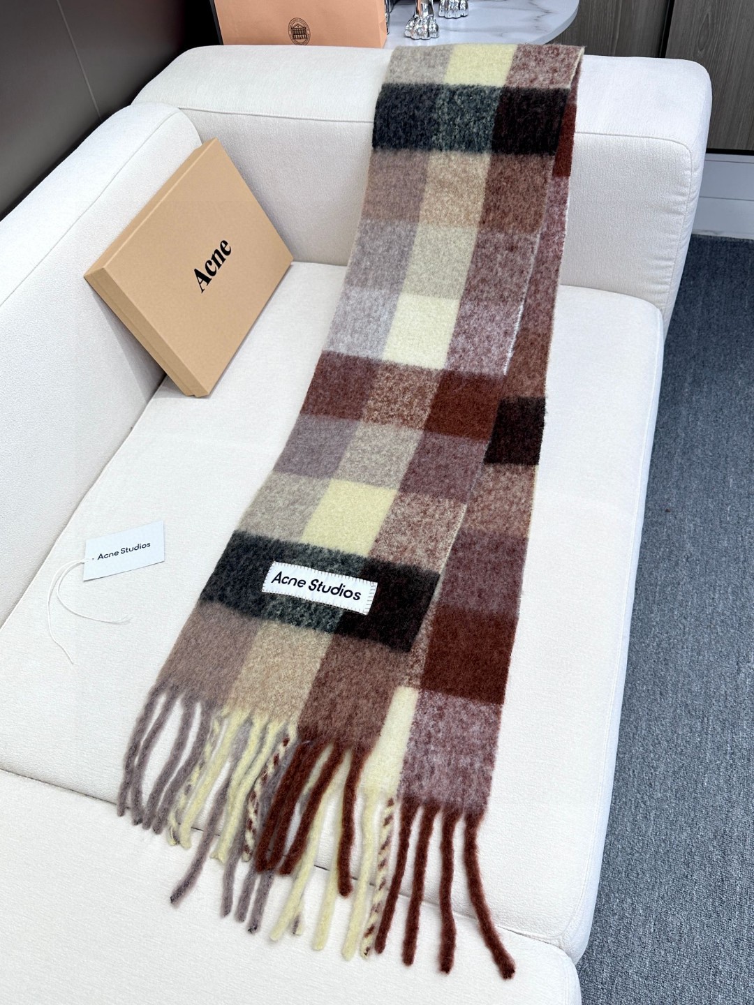 
2024年爆款到货！✔️原厂原单，ACNE新款羊驼毛➕马海毛彩虹围巾，斯德哥尔摩的温暖色彩！第一眼便爱