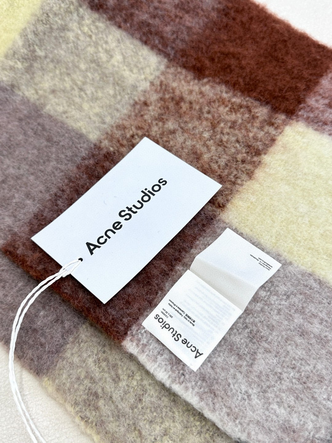 
2024年爆款到货！✔️原厂原单，ACNE新款羊驼毛➕马海毛彩虹围巾，斯德哥尔摩的温暖色彩！第一眼便爱