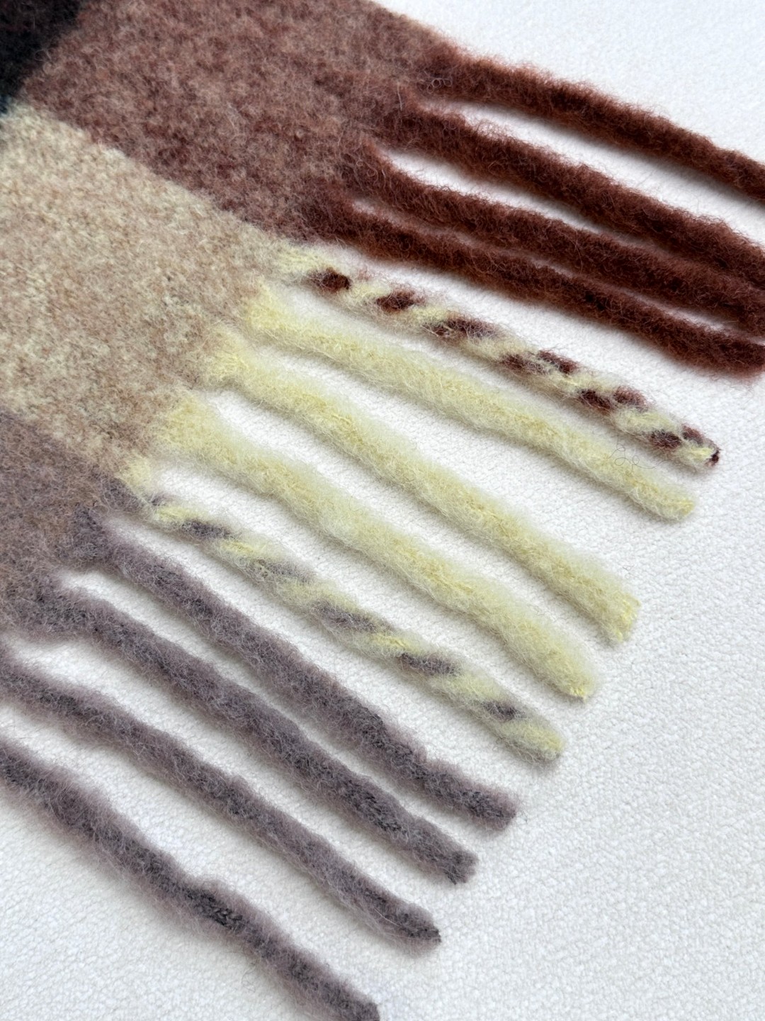 
2024年爆款到货！✔️原厂原单，ACNE新款羊驼毛➕马海毛彩虹围巾，斯德哥尔摩的温暖色彩！第一眼便爱