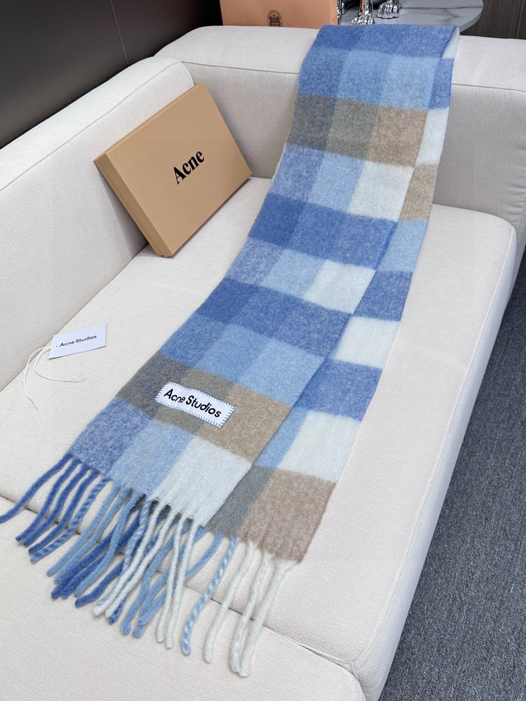 
2024年爆款到货！✔️原厂原单，ACNE新款羊驼毛➕马海毛彩虹围巾，斯德哥尔摩的温暖色彩！第一眼便爱