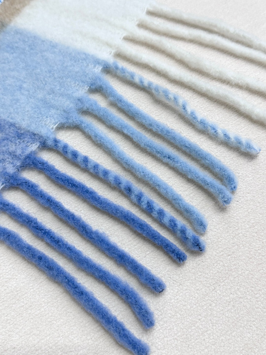 
2024年爆款到货！✔️原厂原单，ACNE新款羊驼毛➕马海毛彩虹围巾，斯德哥尔摩的温暖色彩！第一眼便爱