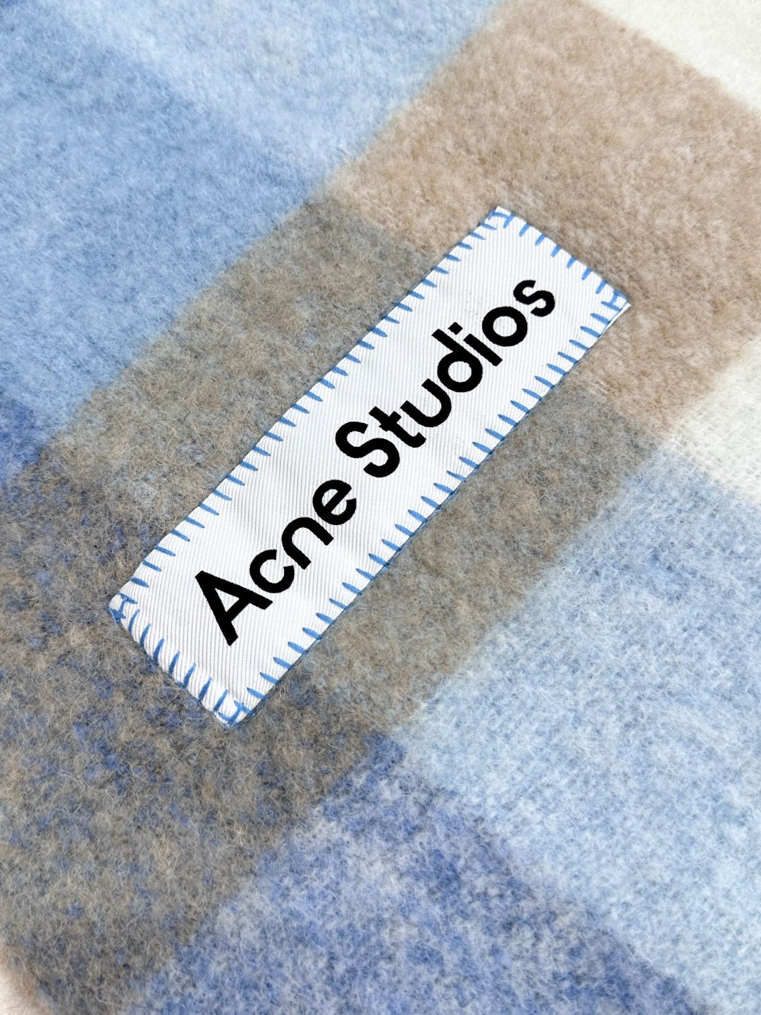 
2024年爆款到货！✔️原厂原单，ACNE新款羊驼毛➕马海毛彩虹围巾，斯德哥尔摩的温暖色彩！第一眼便爱